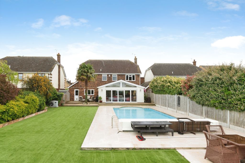 4 bed detached house for saleWash Road, Basildon SS15 photo 2