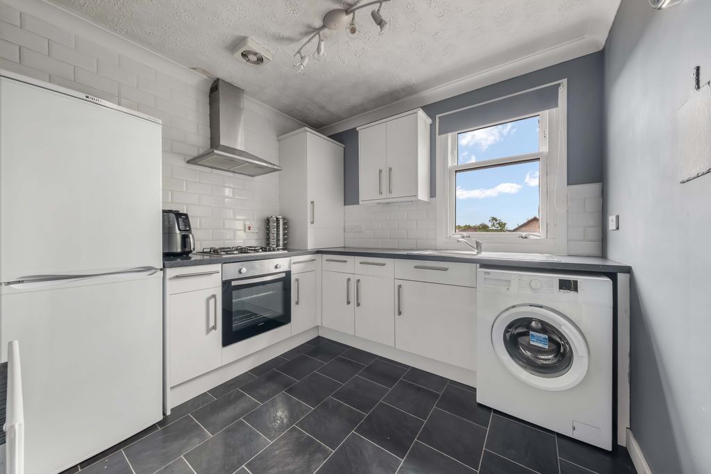 2 bed flat for saleHeron Rise, Dundee DD4 photo 2