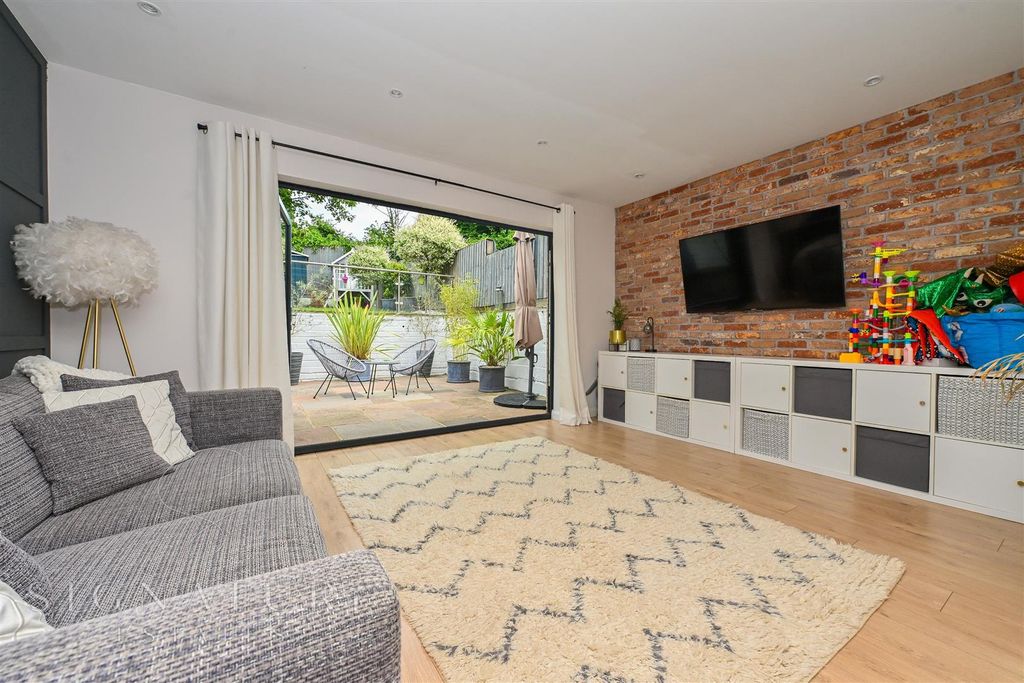 Additional image 4 of 4 bed town house for saleSt. Lawrence Close, Abbots Langley WD5
