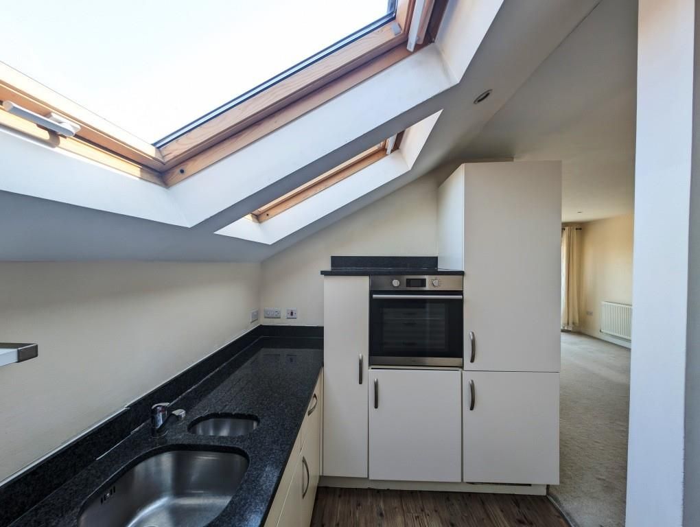 2 bed flat for saleDorking RH4 photo 3
