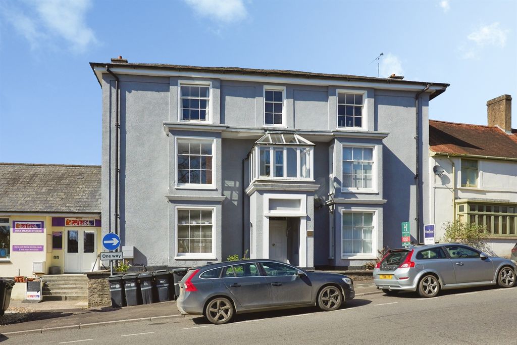 2 bed flat for saleChurch Street, Wincanton BA9