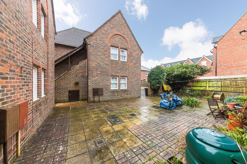 2 bed flat for saleMeadowside, Abingdon OX14 photo 4