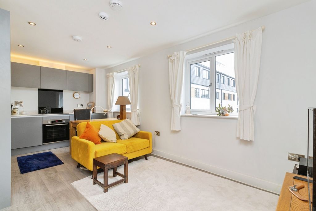1 bed flat for saleParkers Way, Totnes, Devon TQ9 photo 3