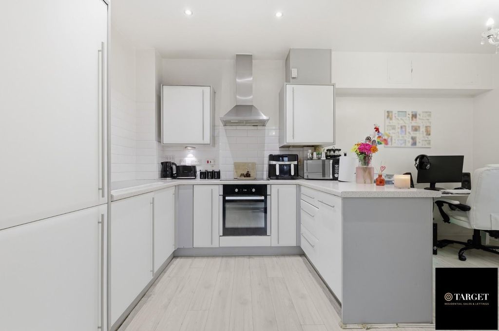 2 bed flat for saleThe Cedars, Broxbourne EN10 photo 2