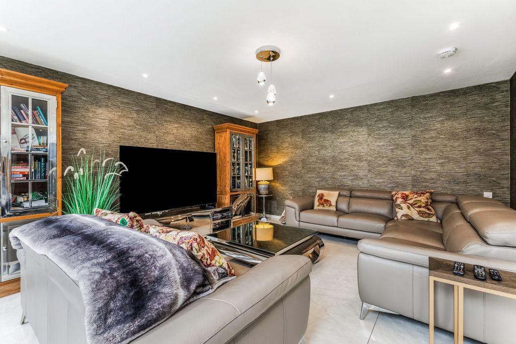 Additional image 5 of 7 bed detached house for saleBaas Hill Close, Broxbourne, Hertfordshire EN10