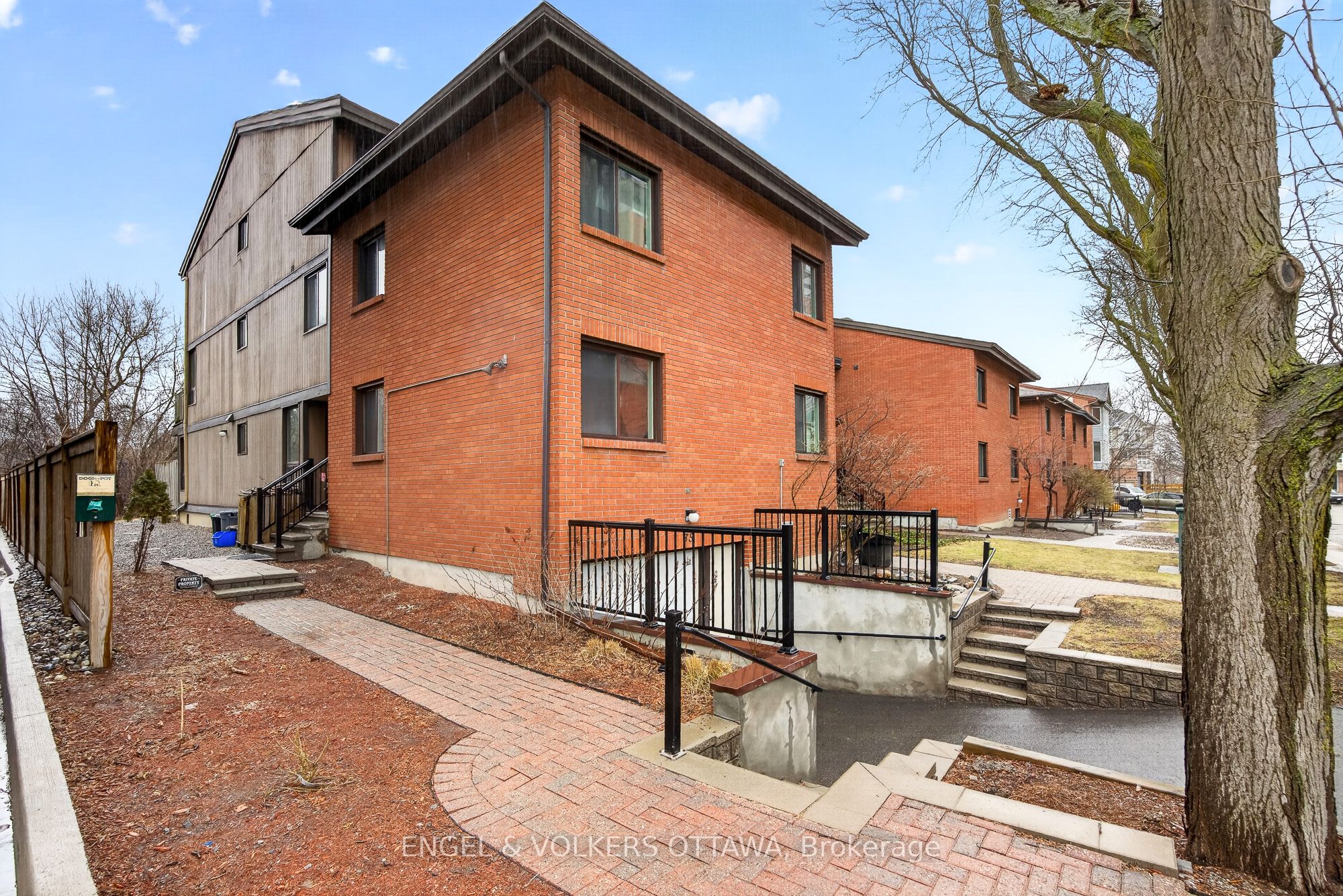 B-35 Robinson Avenue, Ottawa, ON, K1N 8N8