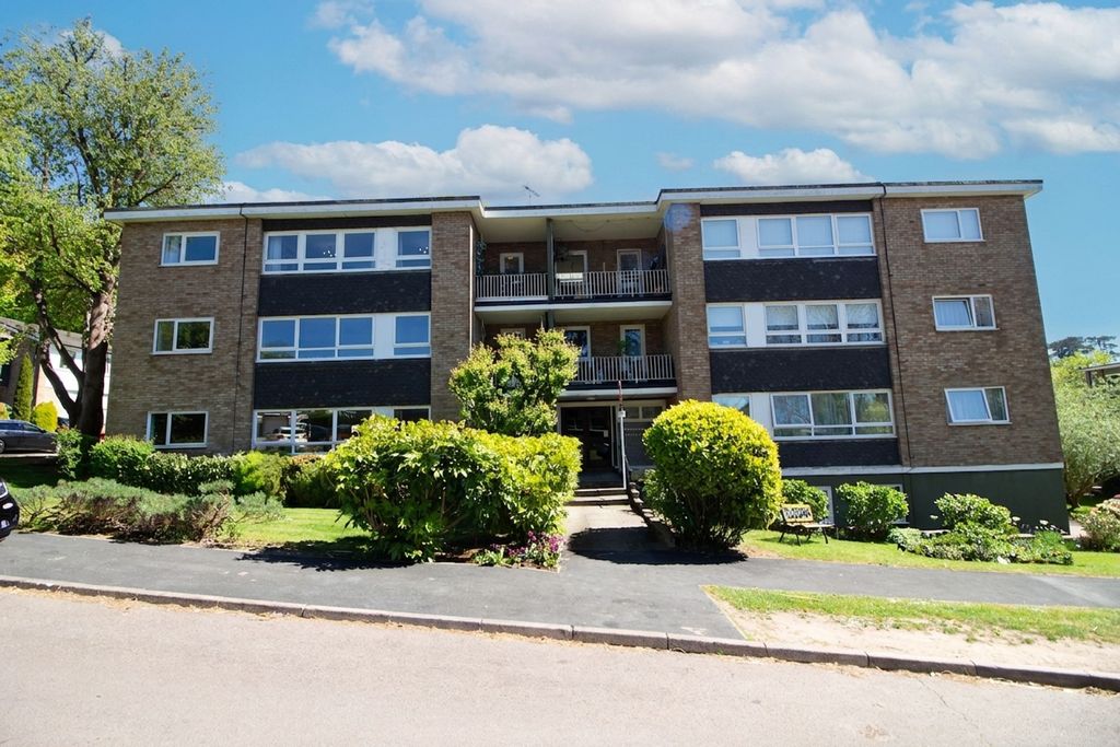 3 bed flat for saleThe Hoe, Carpenders Park, Watford WD19