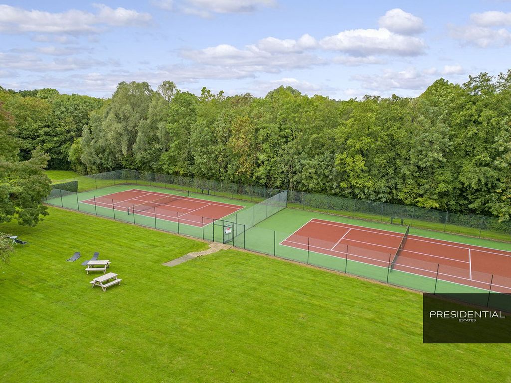 Additional image 2 of 3 bed flat for saleBoleyn Court Epping New Road, Buckhurst Hill IG9