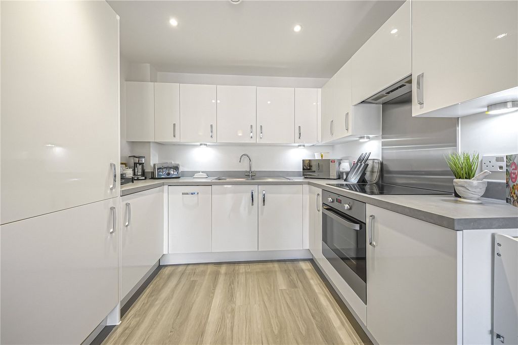 2 bed flat for saleDarwin House, Borehamwood WD6 photo 5