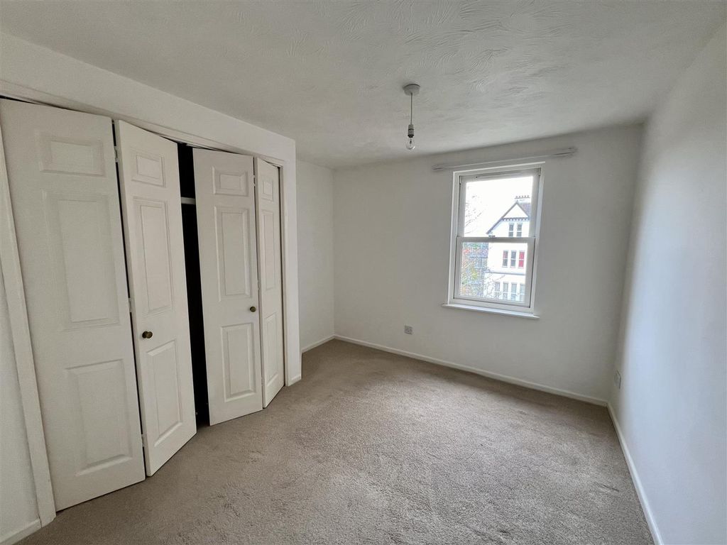 2 bed flat for saleWorcester Road, Malvern WR14 photo 4