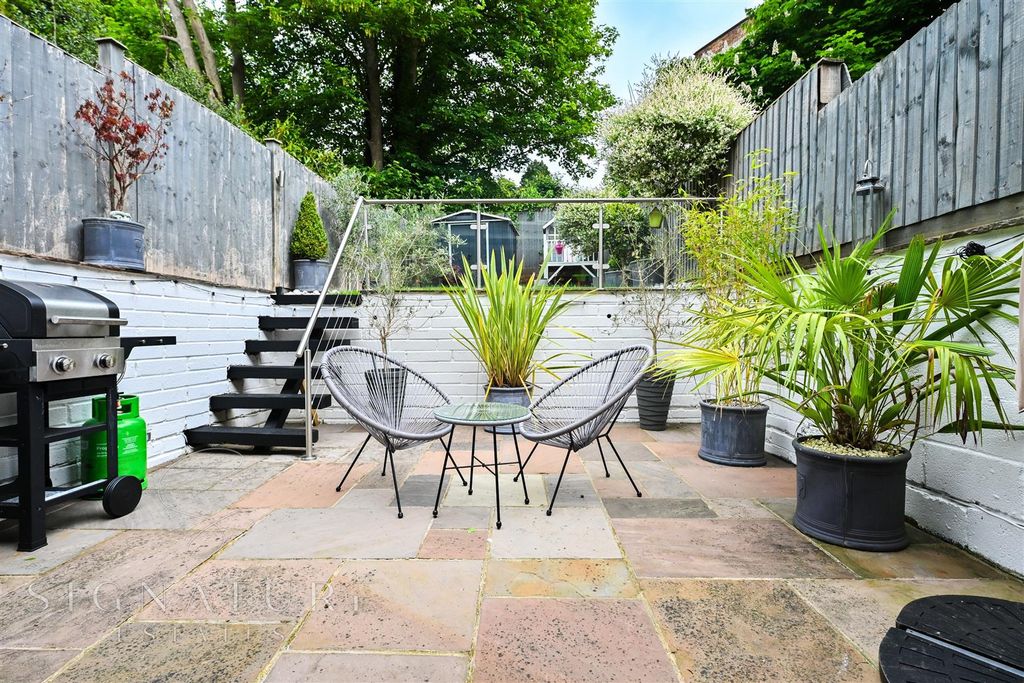 Additional image 14 of 4 bed town house for saleSt. Lawrence Close, Abbots Langley WD5