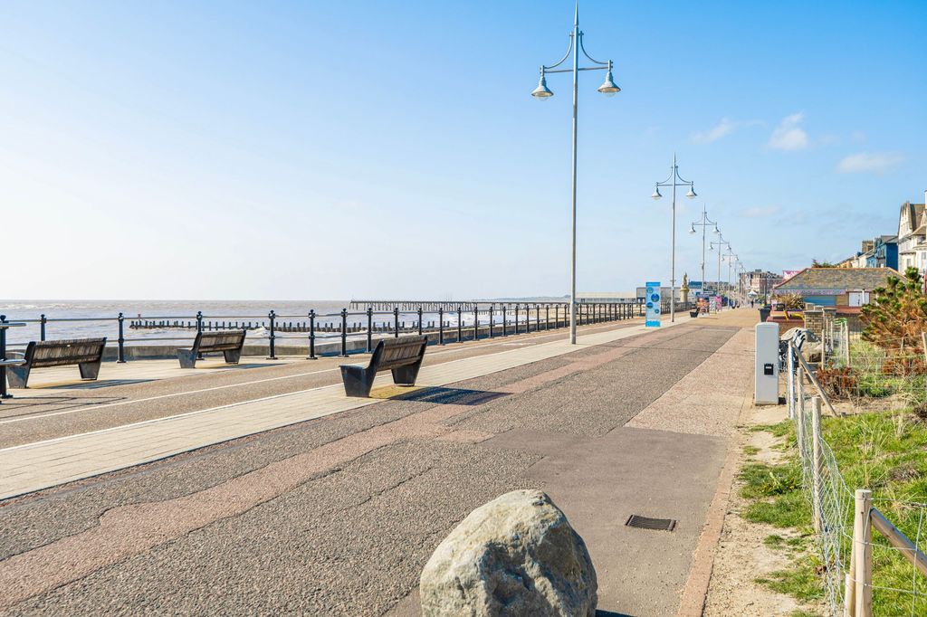 Additional image 9 of 1 bed flat for saleKirkley Cliff Road, Lowestoft NR33