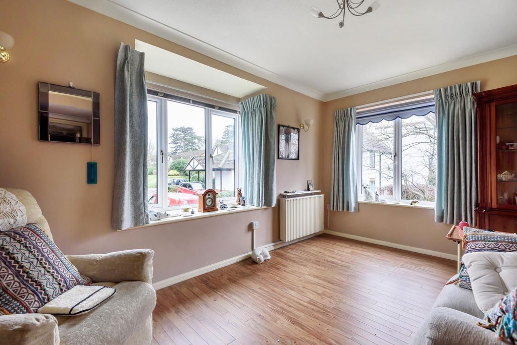 2 bed flat for saleThe Mount, St. Johns, Woking GU21 photo 4