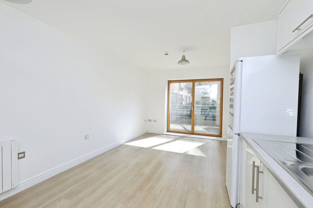 Additional image 4 of 1 bed flat for saleCamlough Walk, Chesterfield, Derbyshire S41