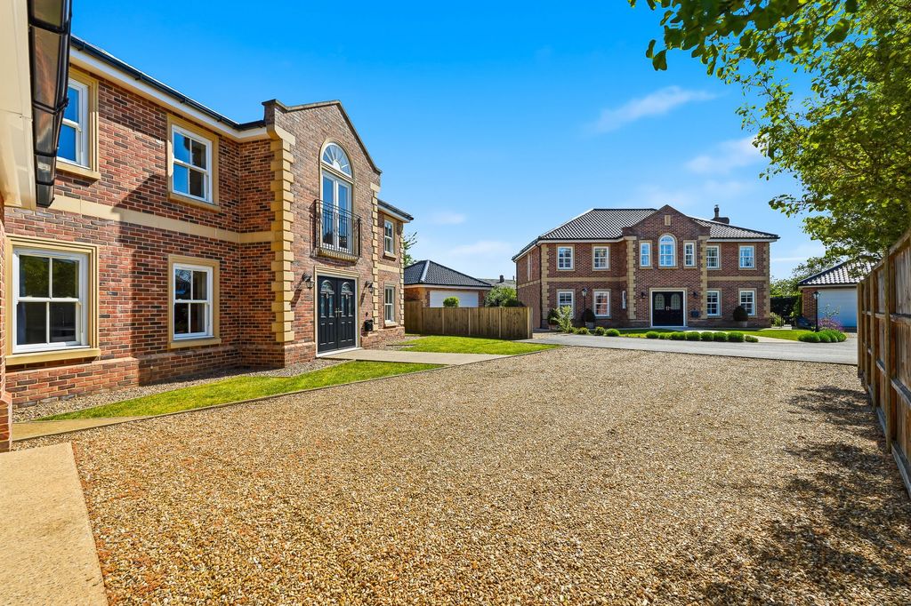 4 bed detached house for saleChestnut Drive, Attleborough NR17 photo 2