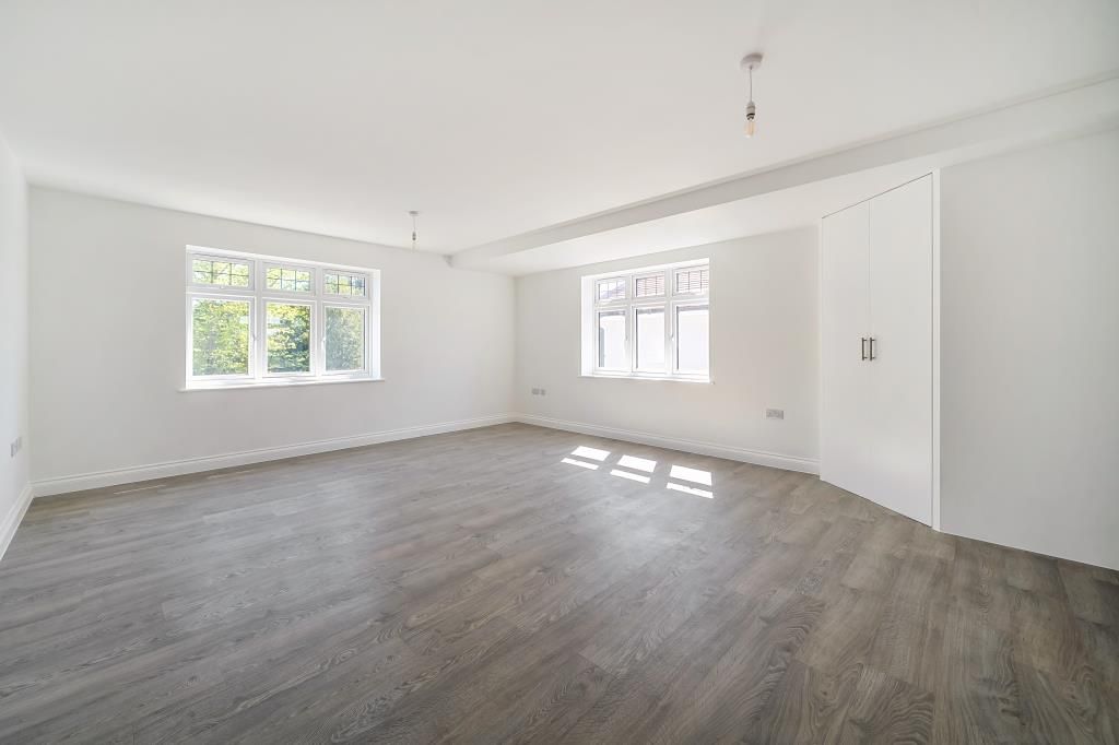 2 bed flat for saleFlat 2 The Squirrels, Squirrel Lane SL4 photo 2