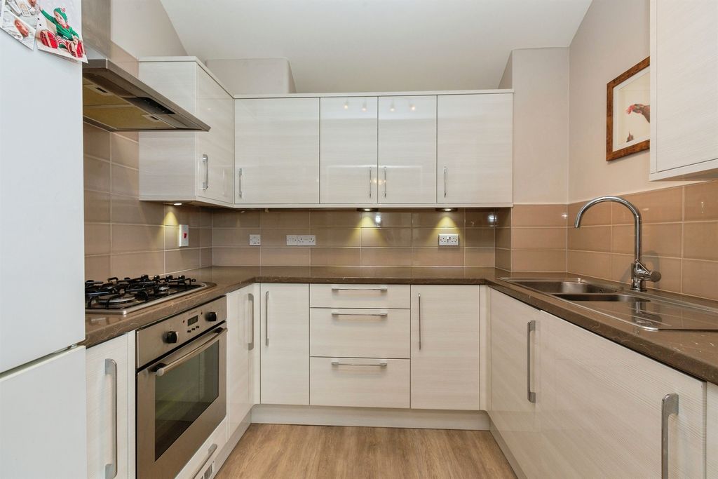 Additional image 4 of 2 bed flat for saleKnightsbridge Place, Aylesbury HP19