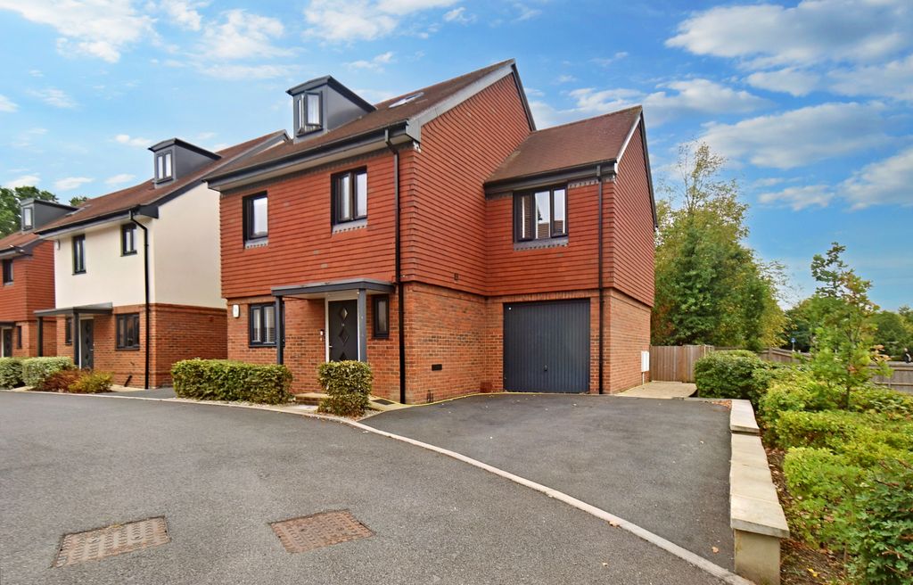5 bed detached house for saleDaneshill Court, Lychpit, Basingstoke RG24