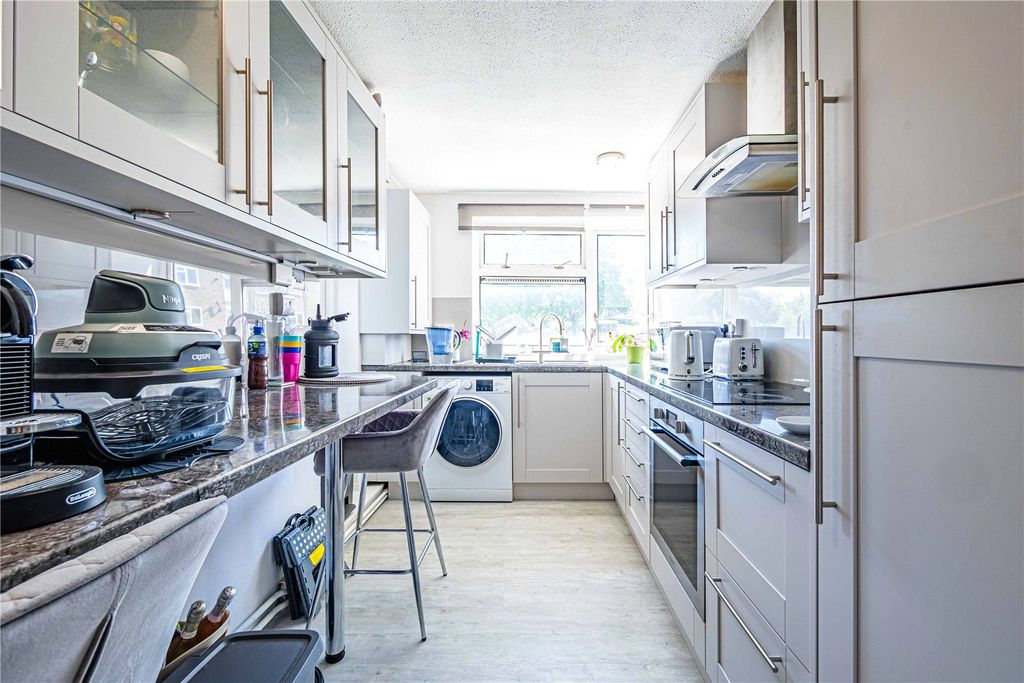 Additional image 2 of 2 bed flat for saleBeech Drive, Berkhamsted, Hertfordshire HP4