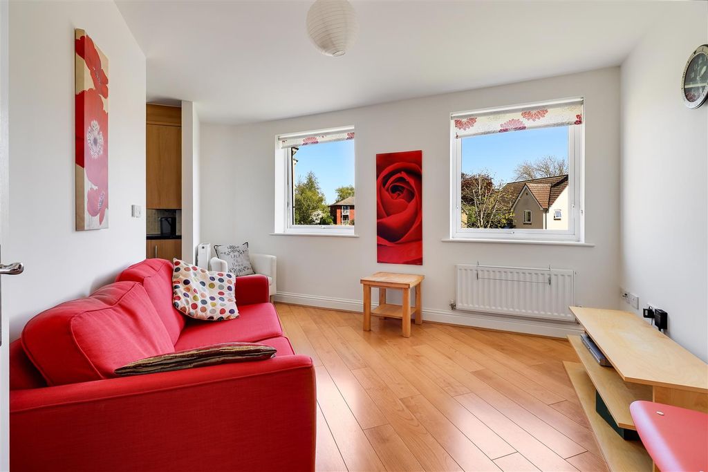 1 bed flat for saleWoodhead Drive, Cambridge CB4 photo 2