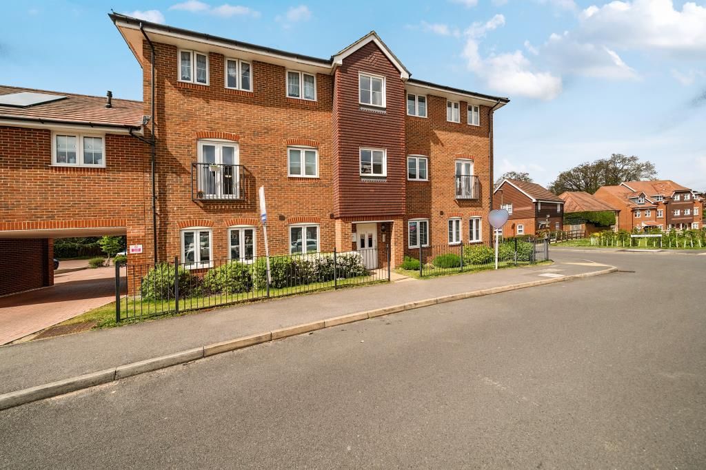 2 bed flat for saleBagshot, Surrey GU19