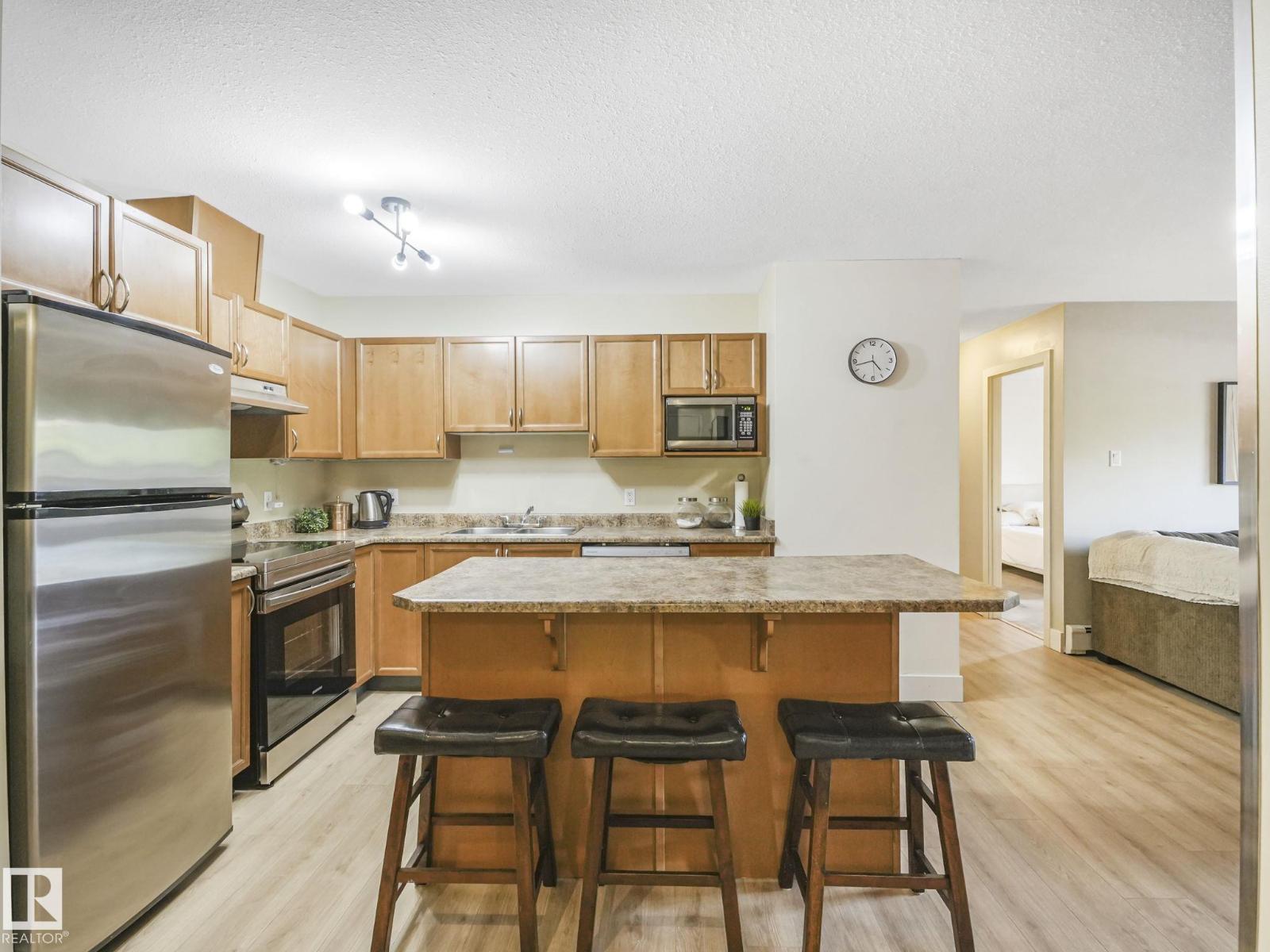 102-9715 110 Street NW, Edmonton, AB, T5K2M1