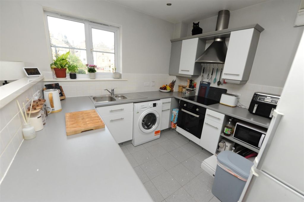 1 bed flat for saleLonglands, Idle BD10 photo 3