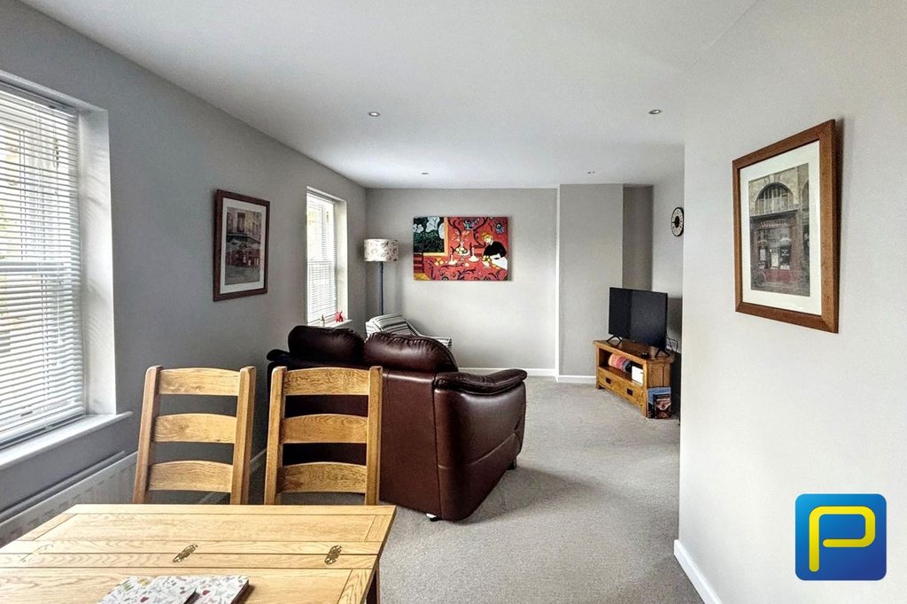 2 bed flat for salePark View, Alnwick NE66 photo 5