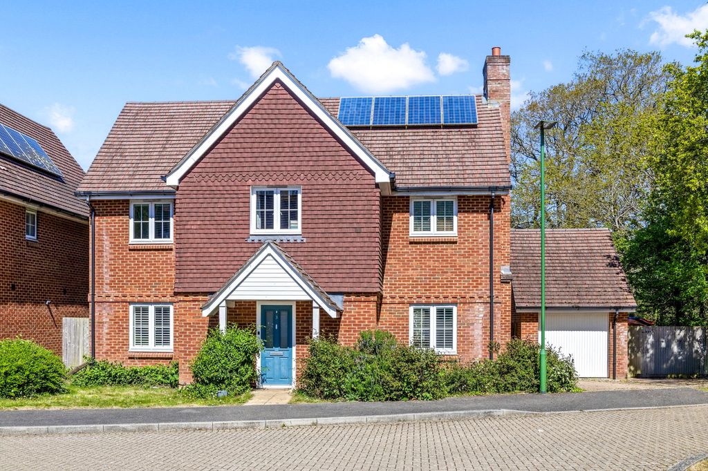 4 bed detached house for saleField End, Billingshurst RH14