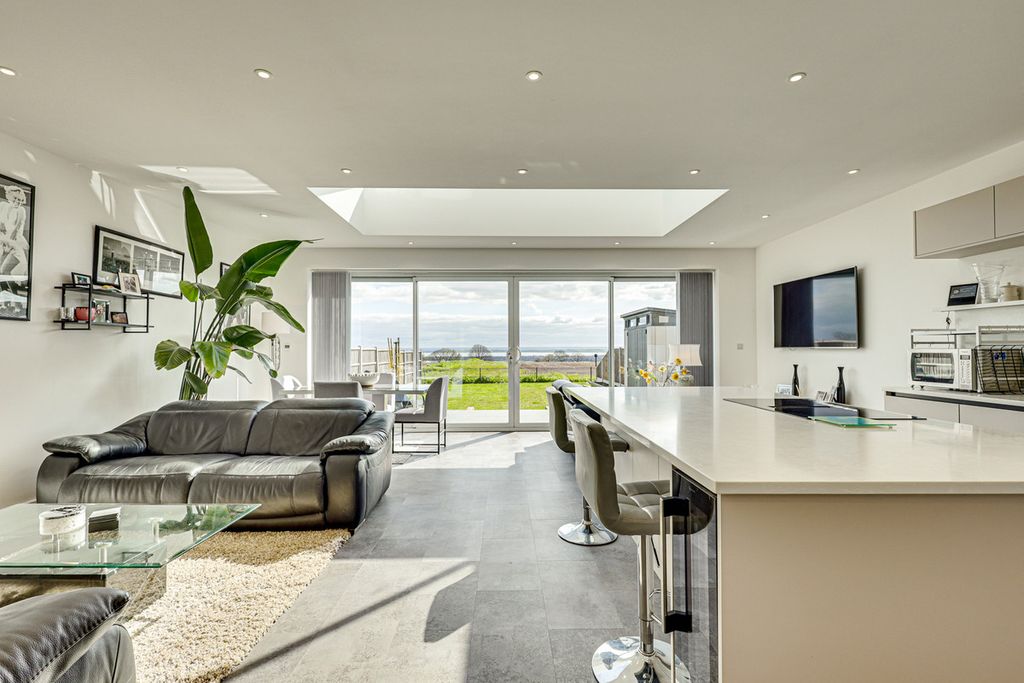 Additional image 3 of 4 bed detached house for saleCastle Road, Benfleet SS7