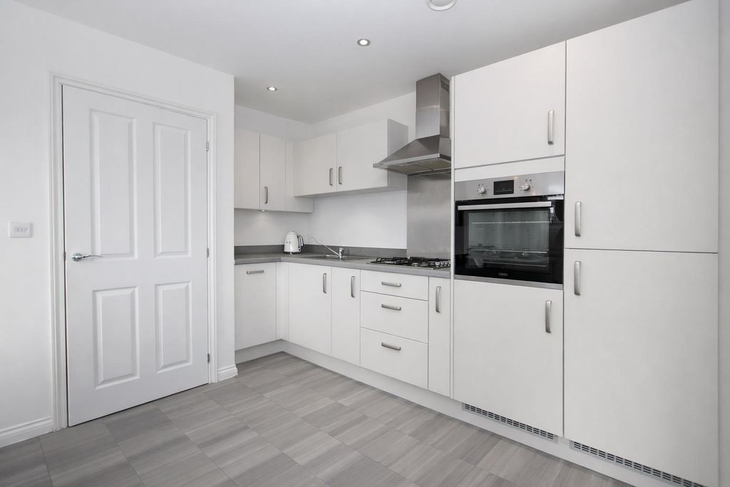 2 bed flat for saleAffinity Place, Elstree Way, Borehamwood WD6 photo 2