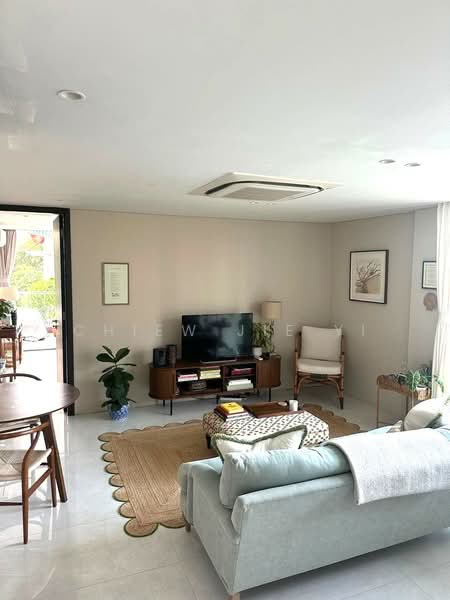 Single Floor 2 Bedroom Unit Within a Landed House photo 3