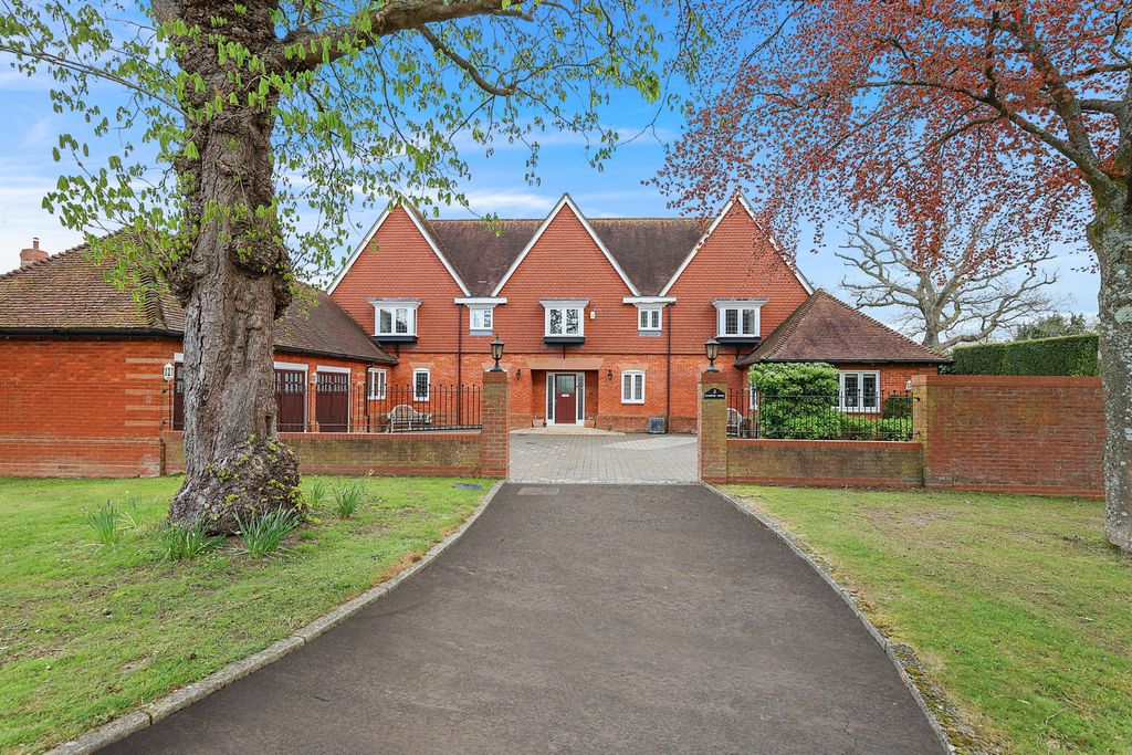 5 bed detached house for saleRykens Lane, Betchworth, Surrey RH3