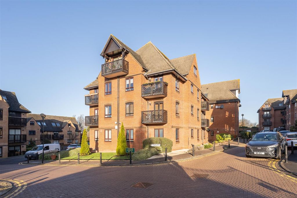 3 bed flat for saleEpping New Road, Buckhurst Hill IG9
