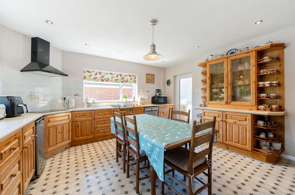 Additional image 7 of 4 bed chalet for saleCattle Lane, Abbotts Ann, Andover SP11