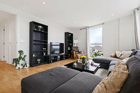 Pump House Crescent, London TW8