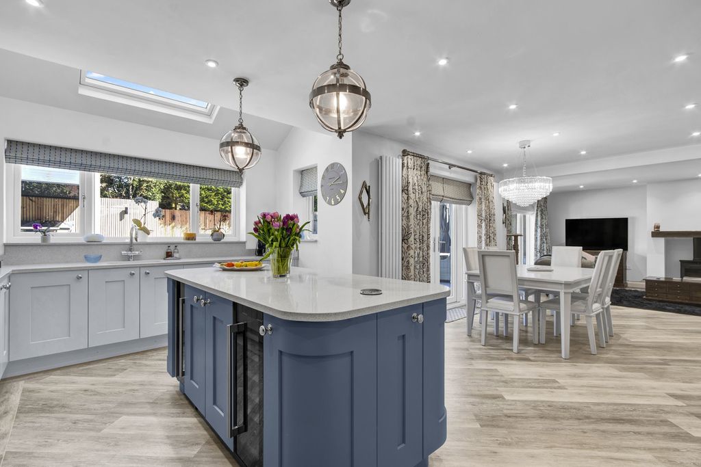 5 bed detached house for salePavilion Gardens, Bromsgrove, Worcestershire B61 photo 4