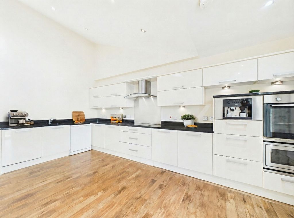 2 bed flat for saleKing Albert Chambers, 61-69 Jameson Street, Hull HU1 photo 4
