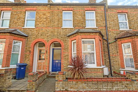 Theobalds Avenue, London N12
