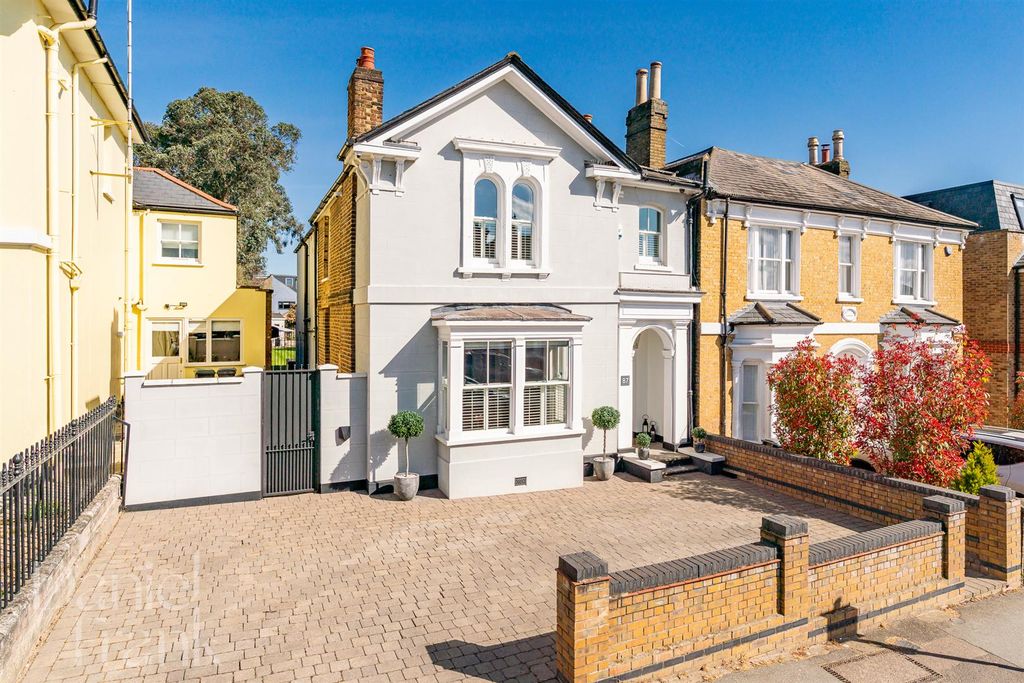 4 bed detached house for saleQueens Road, Buckhurst Hill IG9