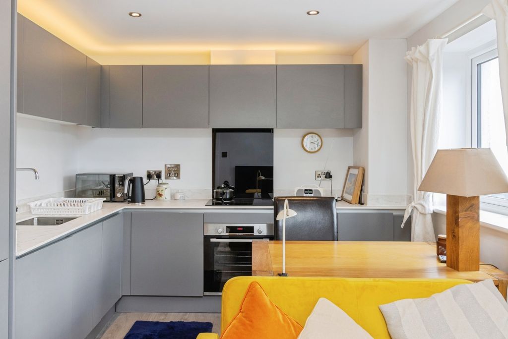 1 bed flat for saleParkers Way, Totnes, Devon TQ9 photo 4