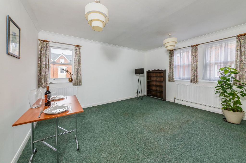2 bed flat for saleMeadowside, Abingdon OX14 photo 2