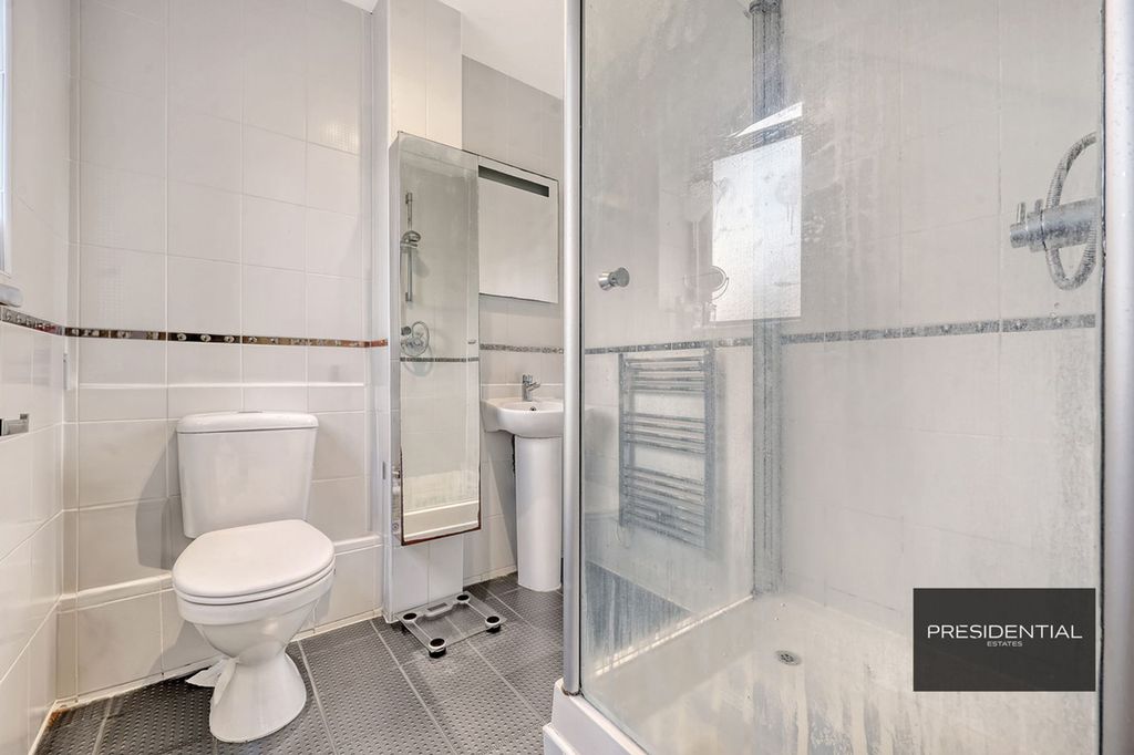 Additional image 14 of 3 bed flat for saleBoleyn Court Epping New Road, Buckhurst Hill IG9
