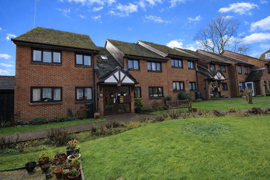 2 bed flat for saleAdams Way, Alton, Hampshire GU34