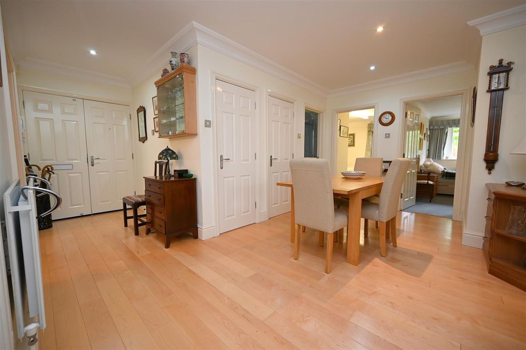3 bed flat for salePark House, Harborne Road, Edgbaston, Birmingham B15 photo 3