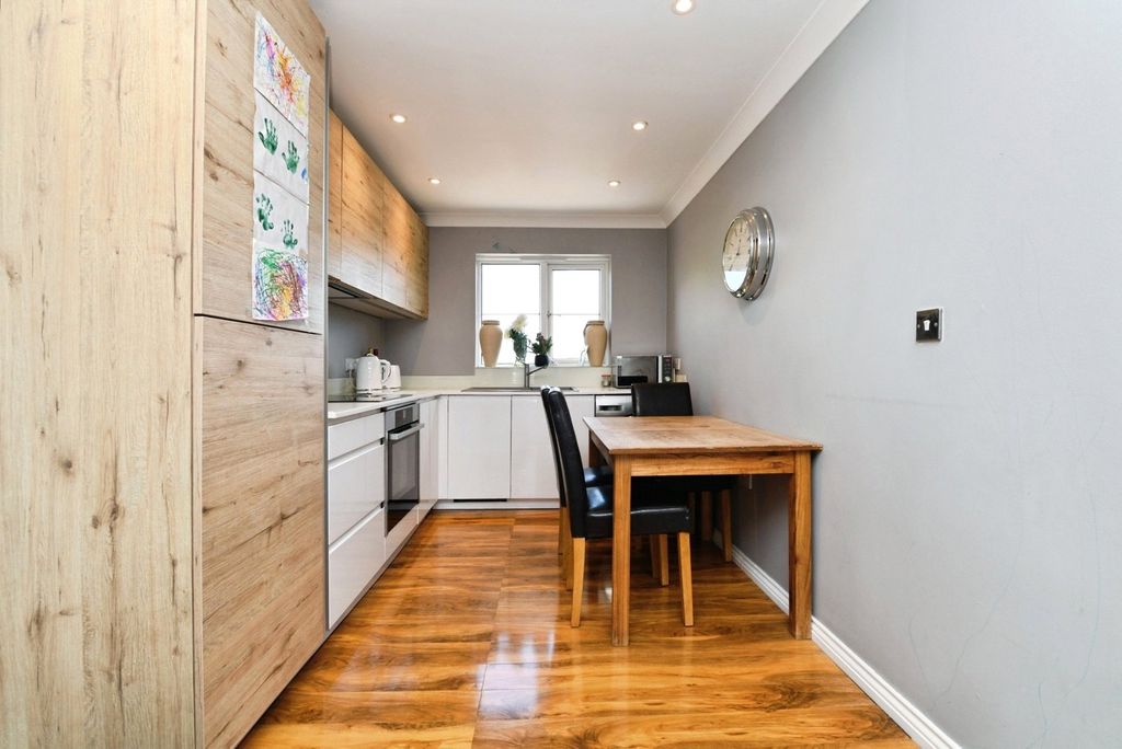 Additional image 7 of 2 bed flat for saleCzarina Rise, Basildon, Essex SS15