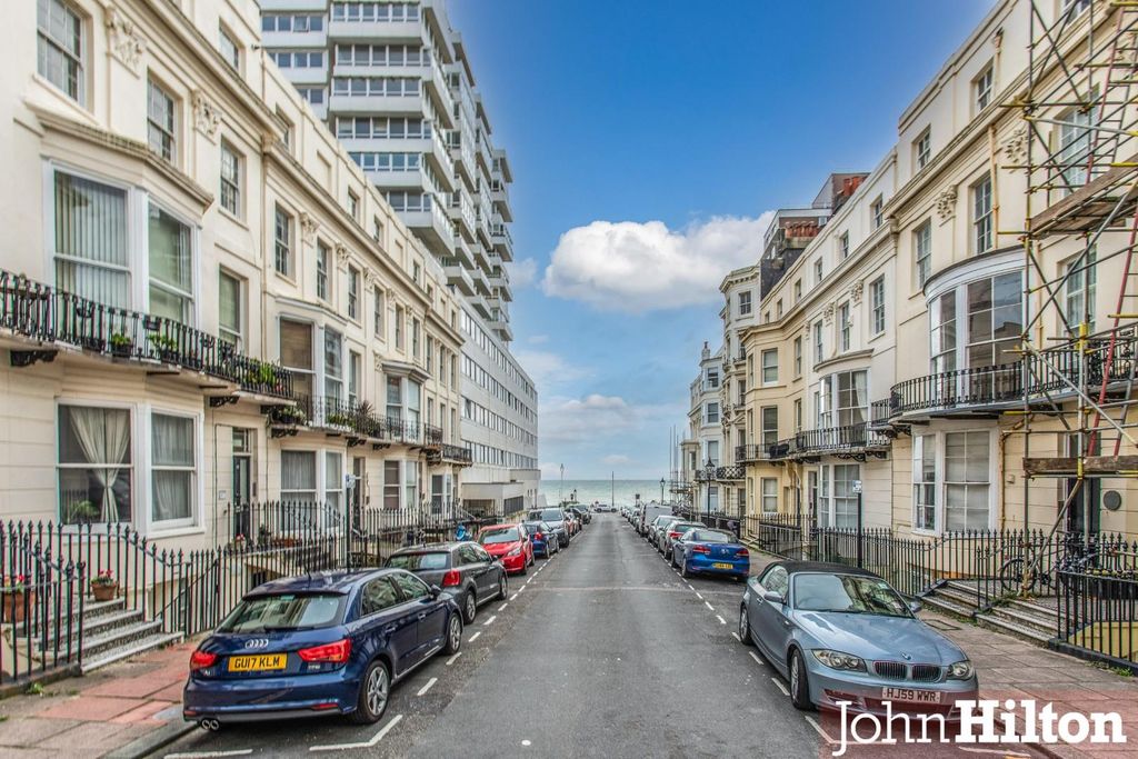 2 bed flat for saleCavendish Place, Brighton BN1 photo 2