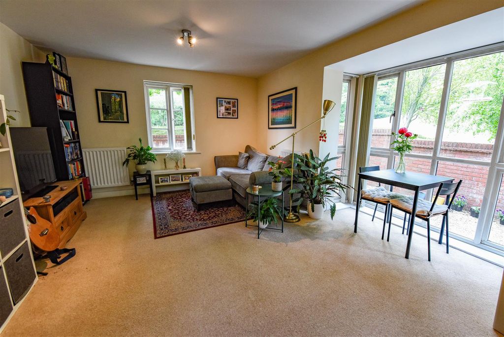Additional image 10 of 2 bed flat for saleAlexandra Close, Dursley GL11