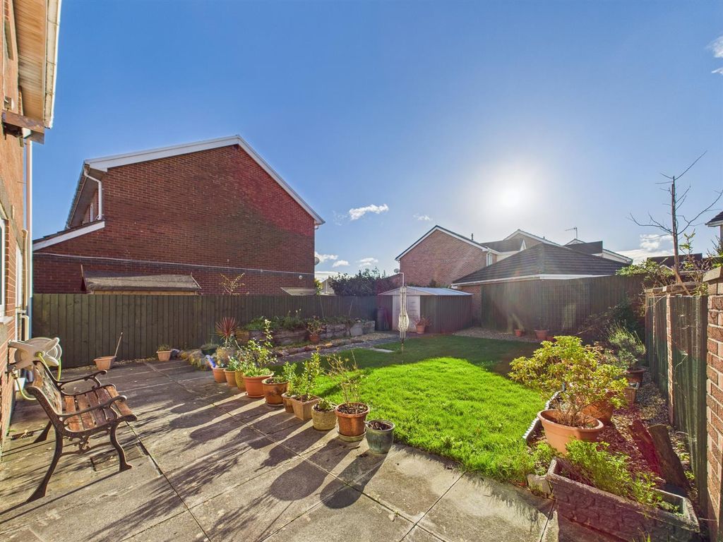 4 bed detached house for saleThe Mariners, Llanelli SA15 photo 2