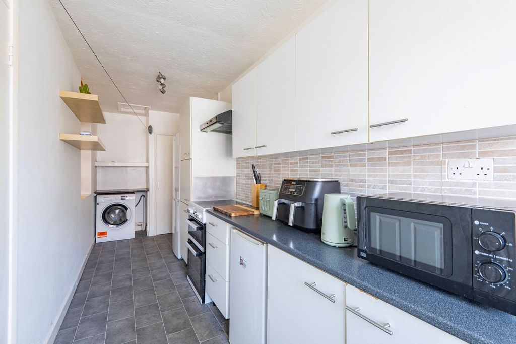 Additional image 5 of 1 bed flat for saleKirkley Cliff Road, Lowestoft NR33